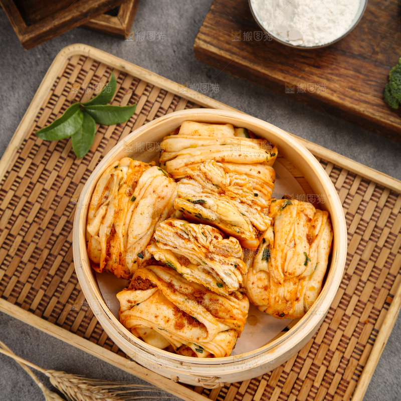 深底上的猪肉花卷