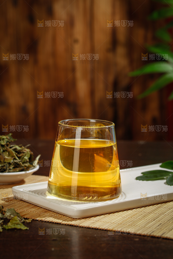 杯子里的白茶茶汤