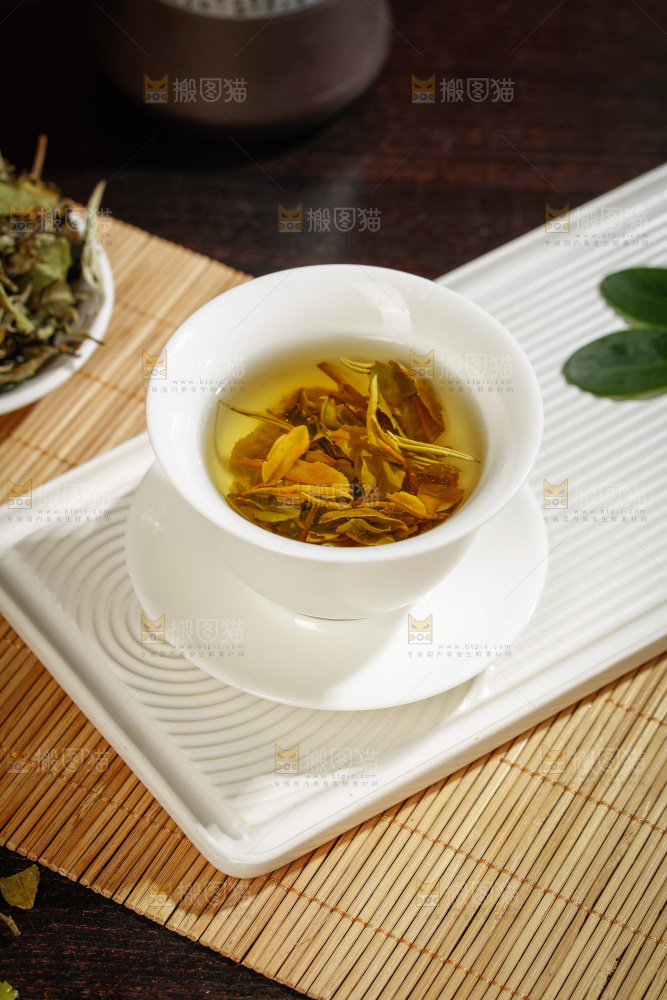 杯子里的白茶茶汤