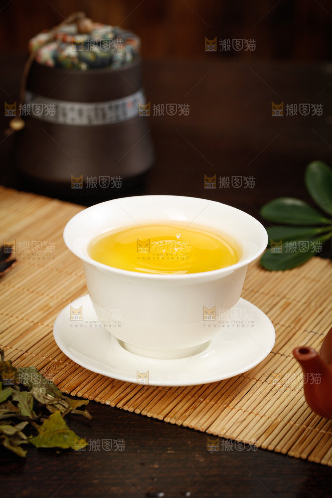 杯子里的白茶茶汤