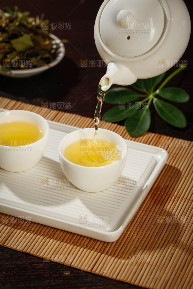 杯子里的白茶茶汤