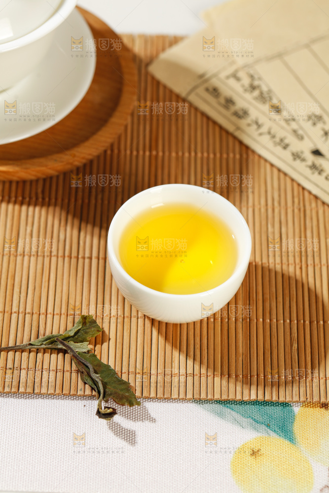 杯子里的白茶茶汤
