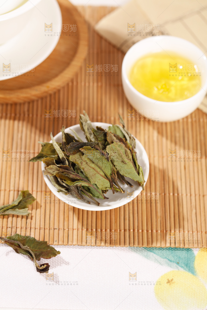 浅底上的白茶