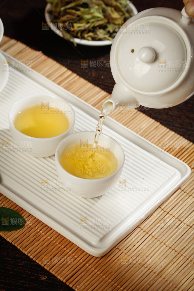 杯子里的白茶茶汤