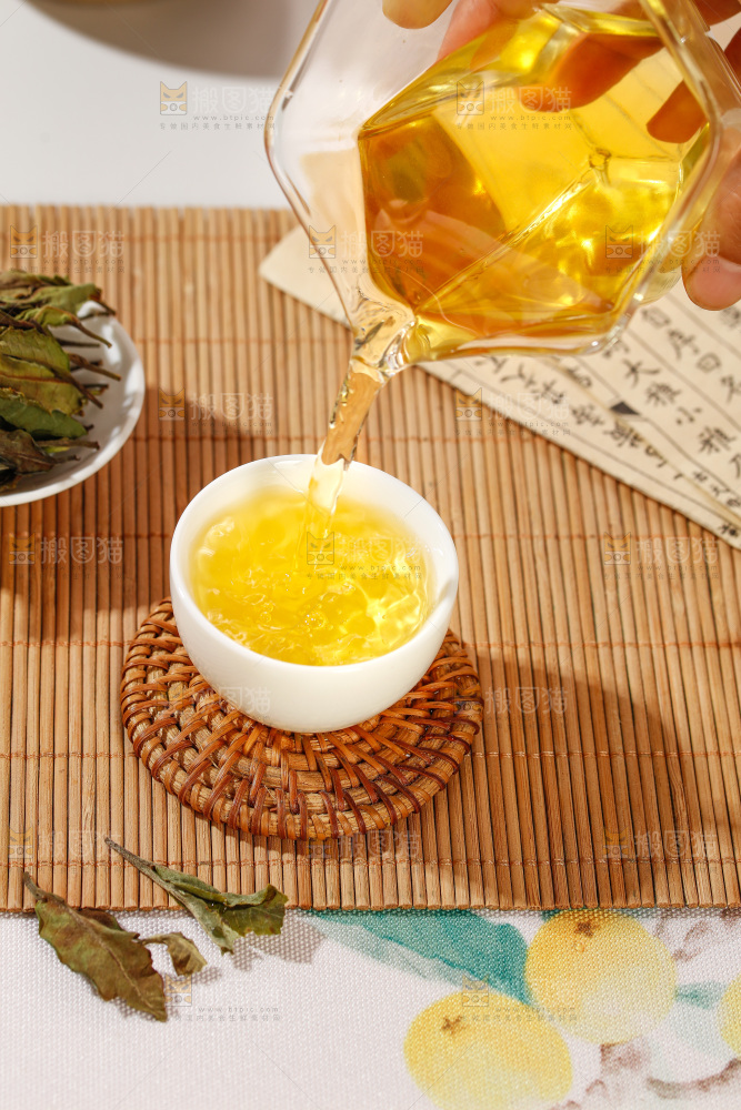 杯子里的白茶茶汤