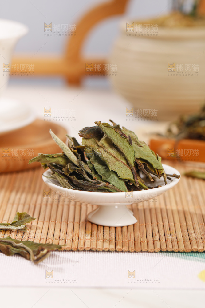 浅底上的白茶