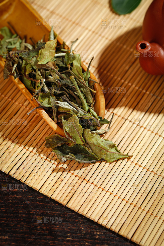深底上的白茶
