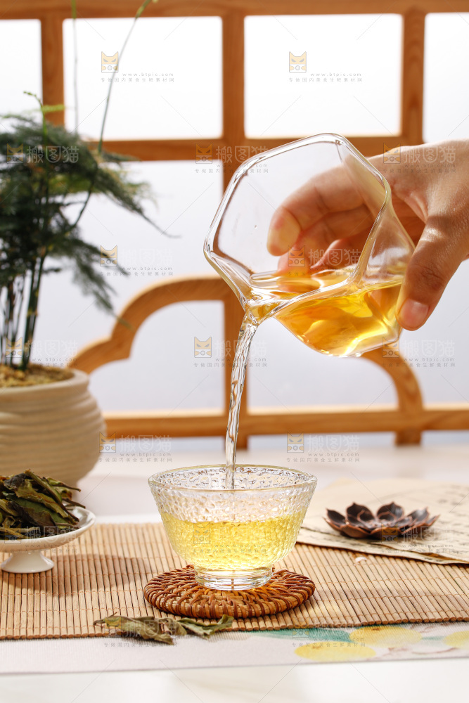 杯子里的白茶茶汤