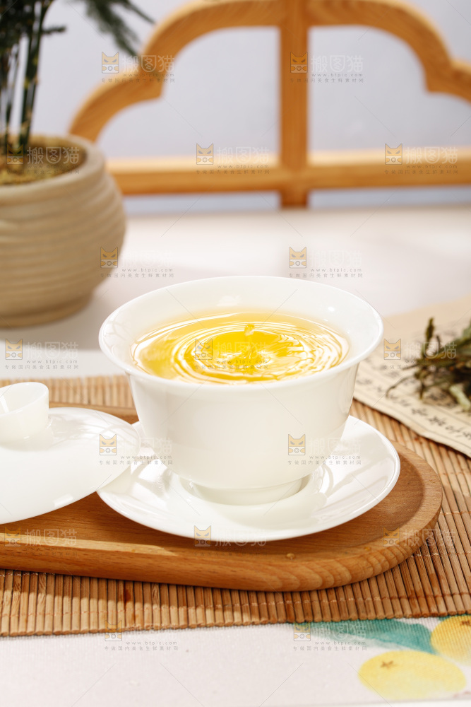 杯子里的白茶茶汤