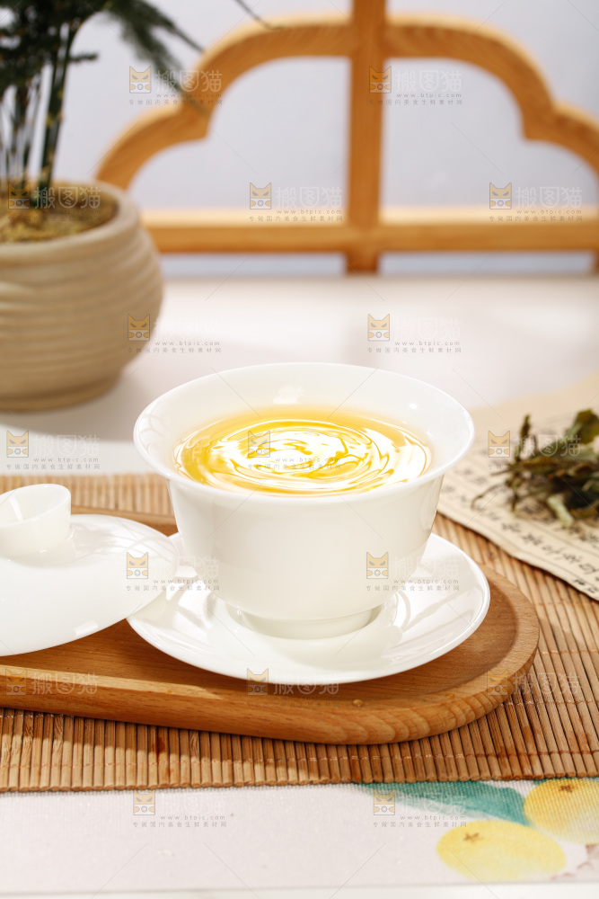 杯子里的白茶茶汤