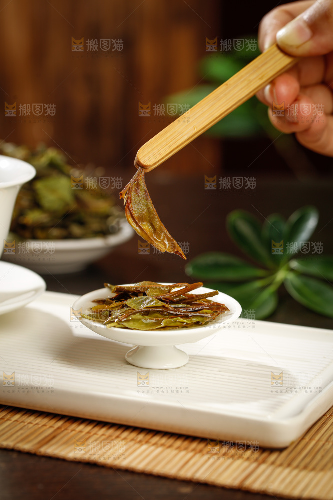 深底上的白茶