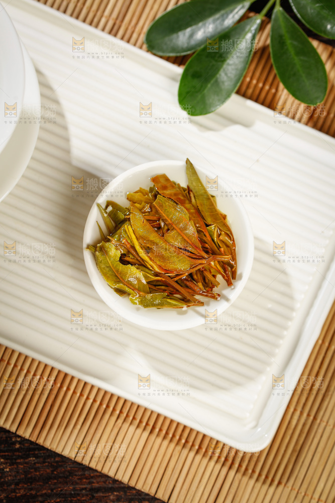 深底上的白茶