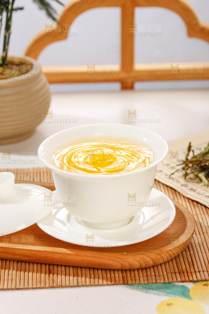 杯子里的白茶茶汤