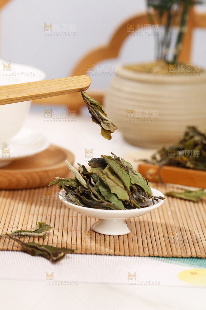 浅底上的白茶
