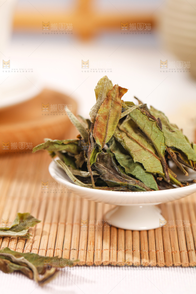 浅底上的白茶