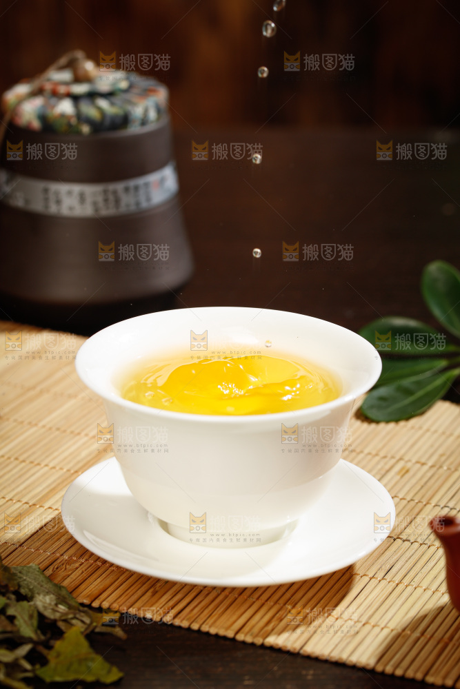 杯子里的白茶茶汤