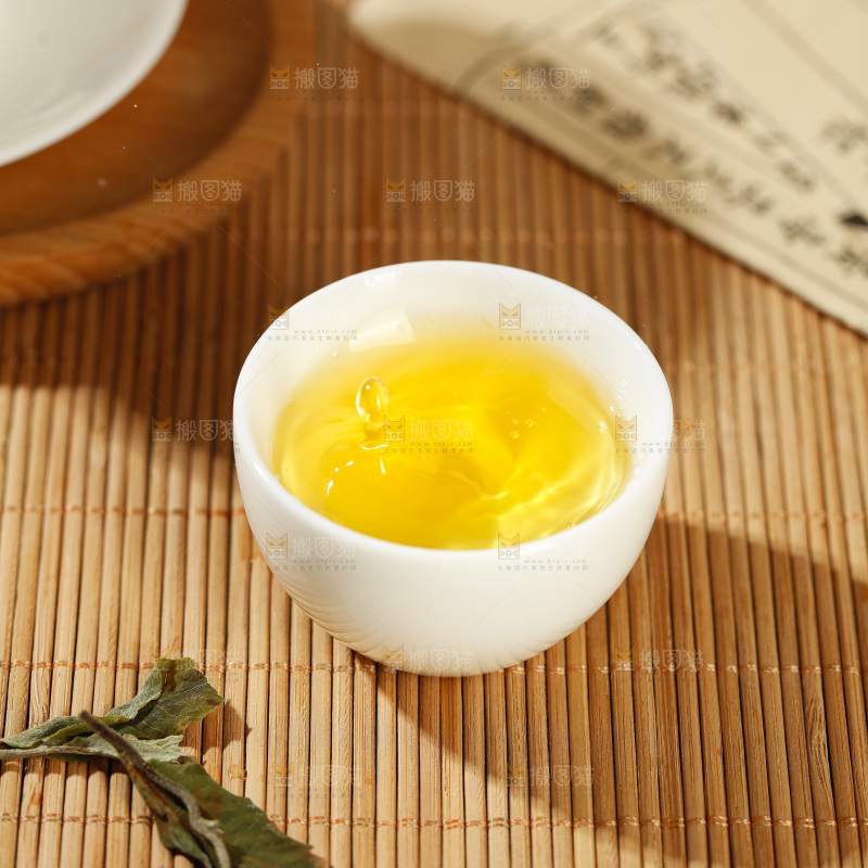 杯子里的白茶茶汤