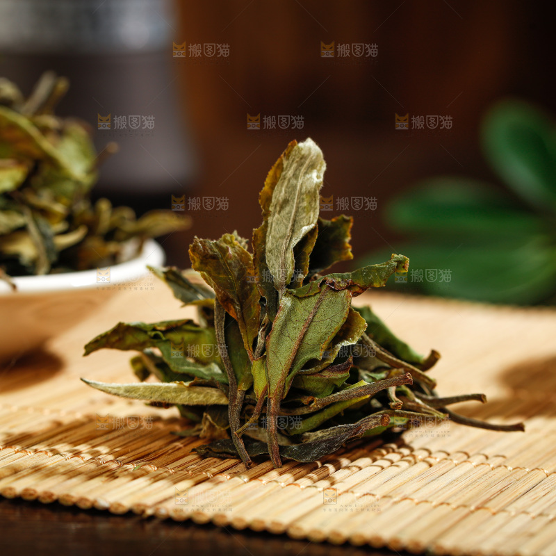 深底上的白茶