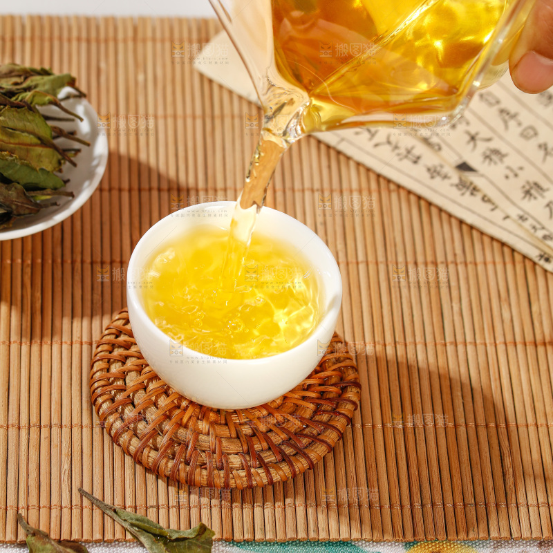 杯子里的白茶茶汤