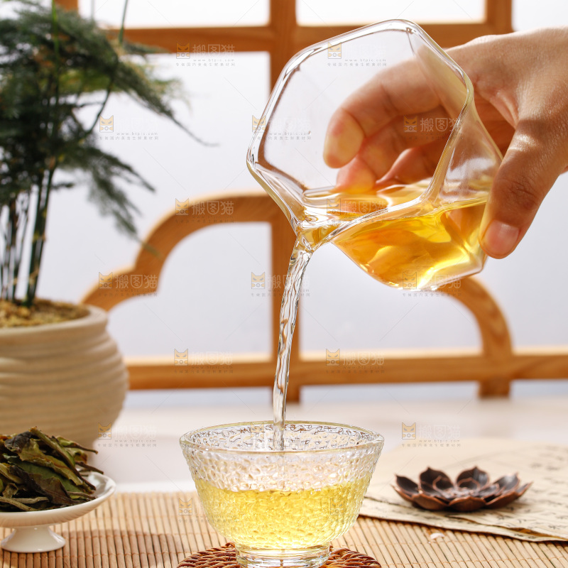 杯子里的白茶茶汤