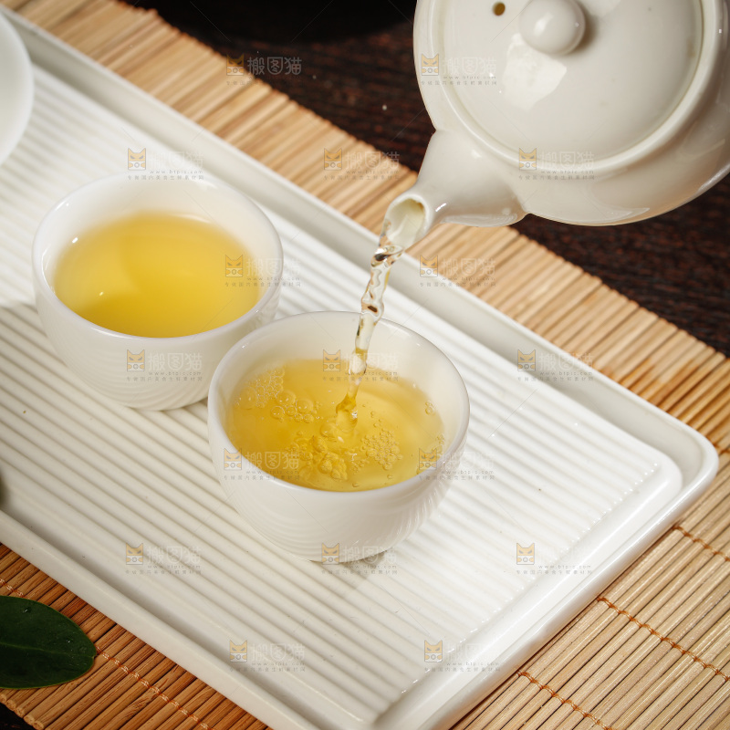 杯子里的白茶茶汤