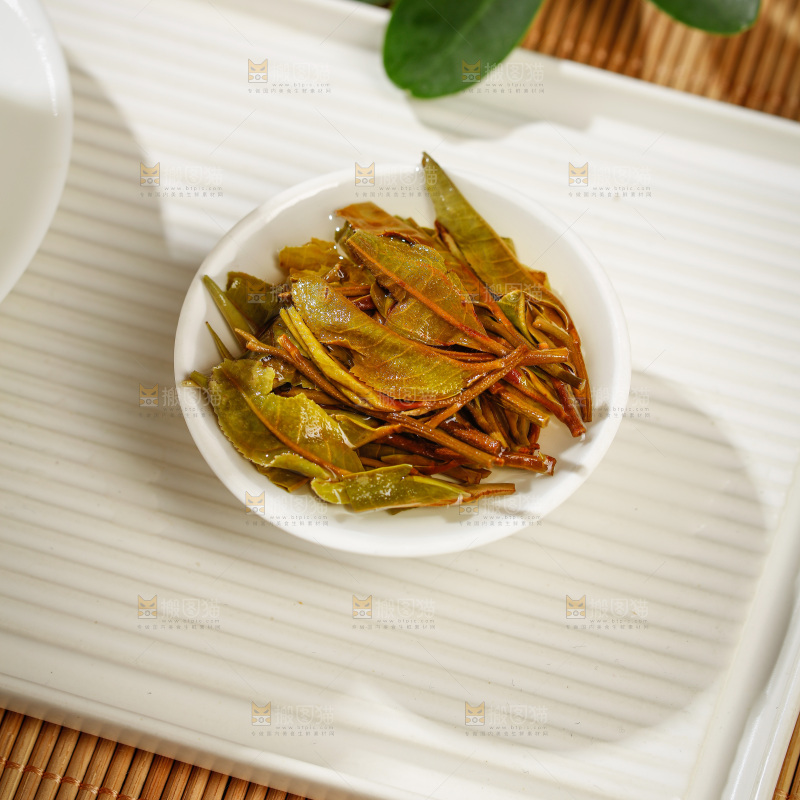 深底上的白茶