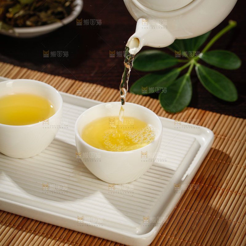 杯子里的白茶茶汤