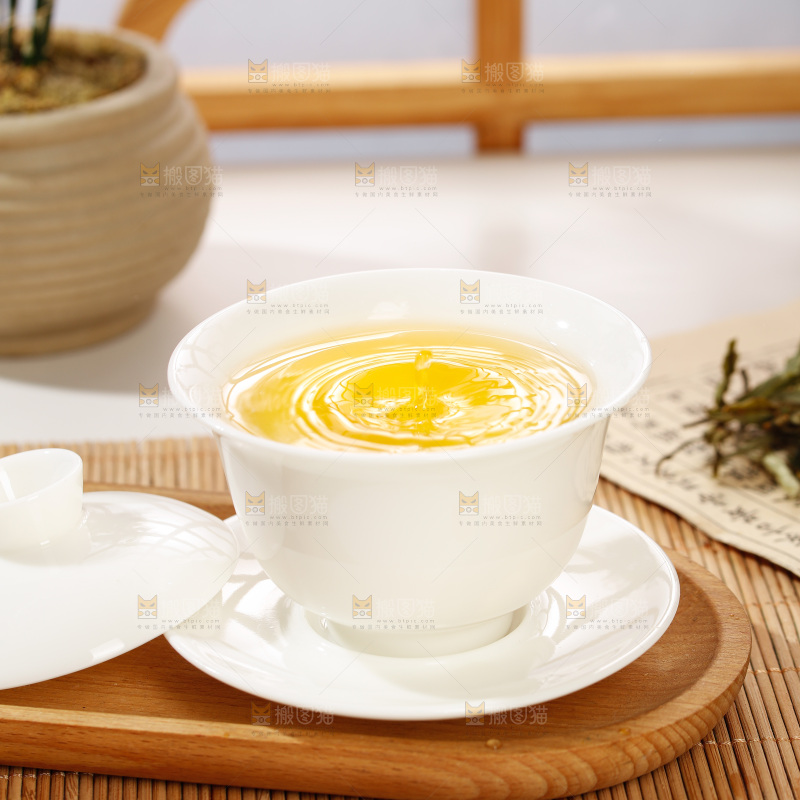 杯子里的白茶茶汤