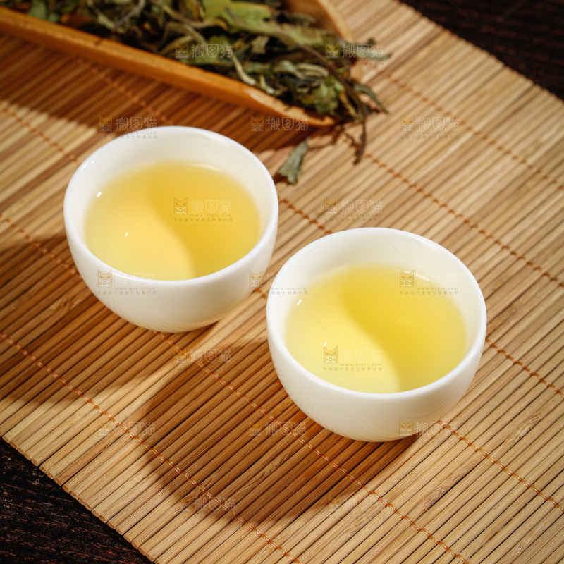 杯子里的白茶茶汤