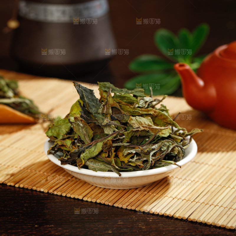 深底上的白茶