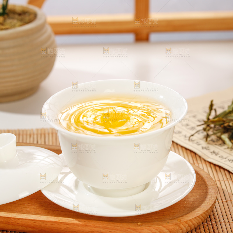杯子里的白茶茶汤