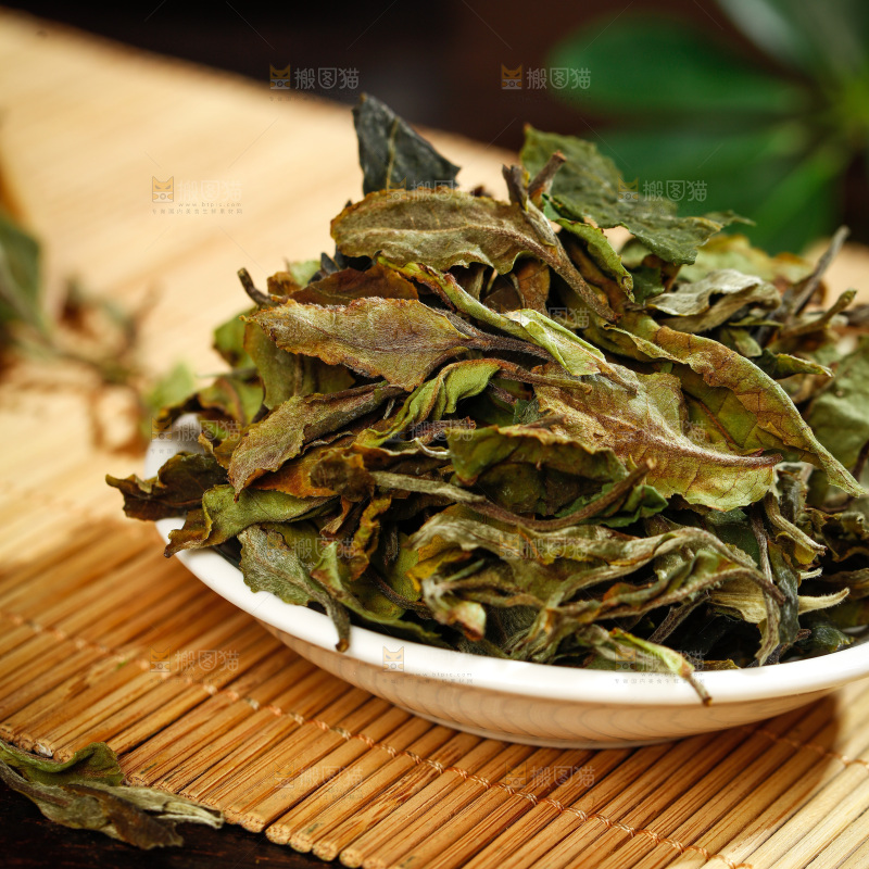 深底上的白茶