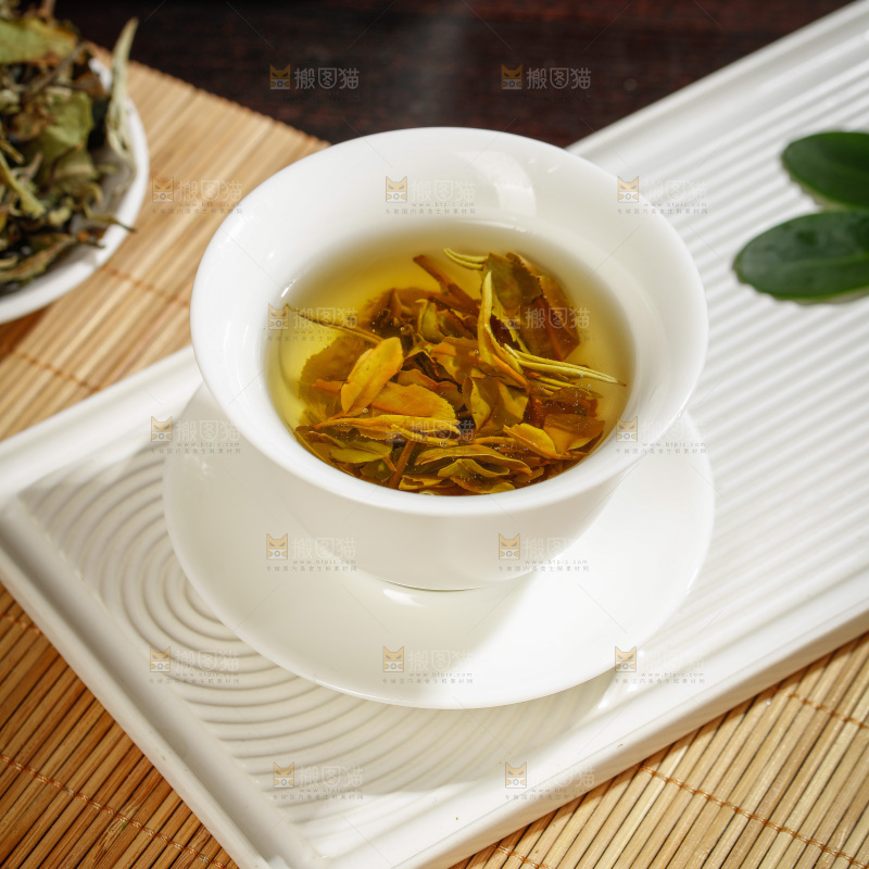 杯子里的白茶茶汤