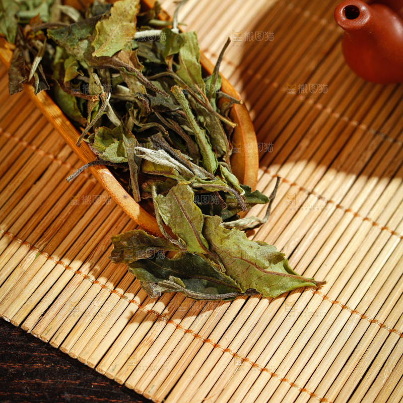 深底上的白茶