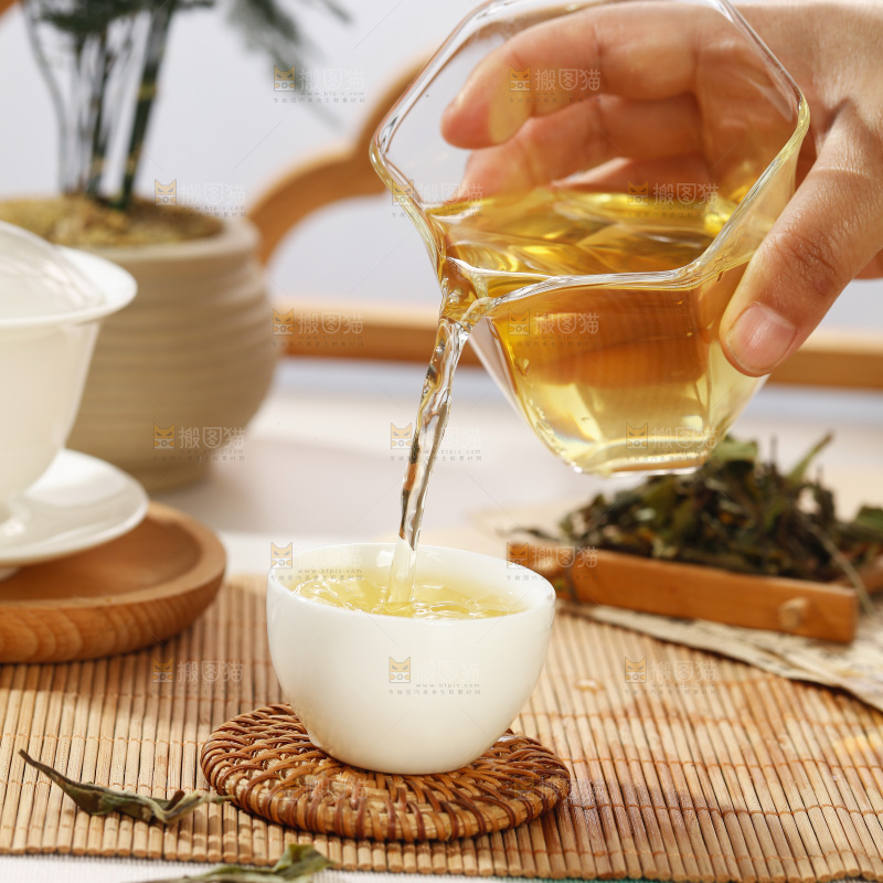 杯子里的白茶茶汤