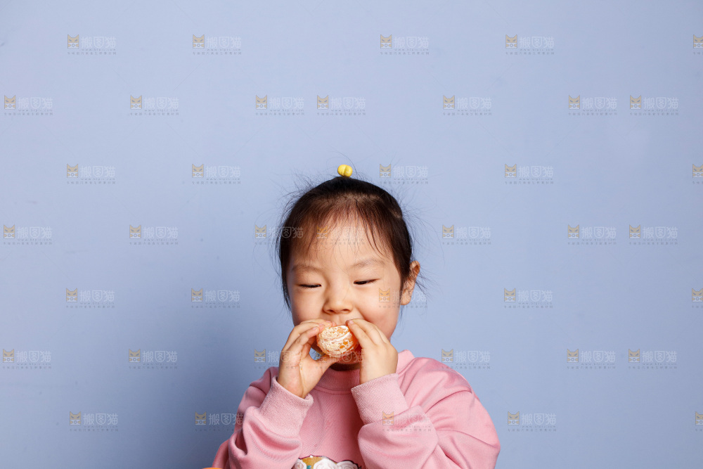 小孩正在吃着蜜桔