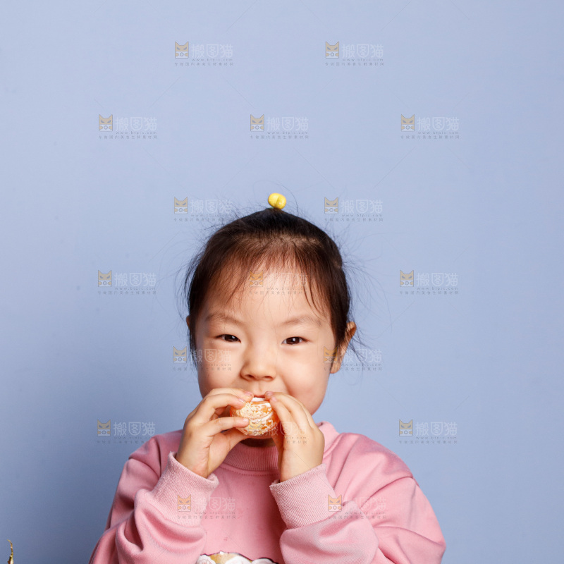 小孩正在吃着蜜桔