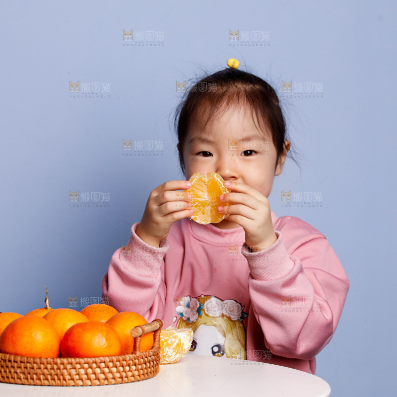 小孩正在吃着蜜桔