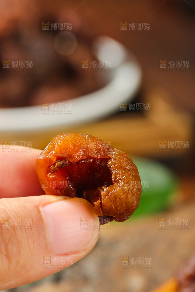 深底上的荔枝肉