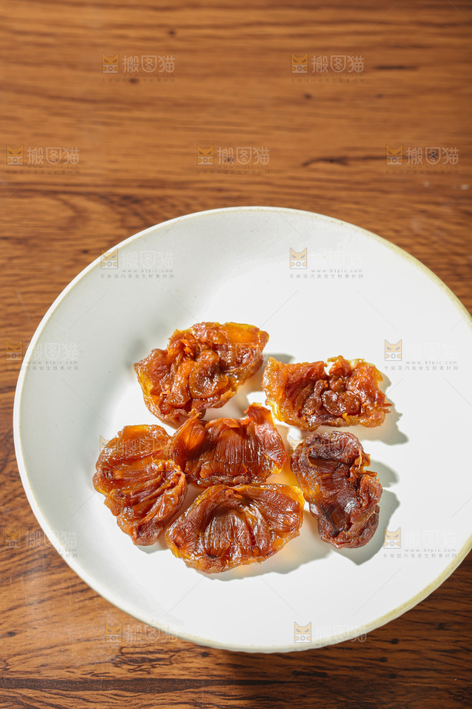 深底上的荔枝肉