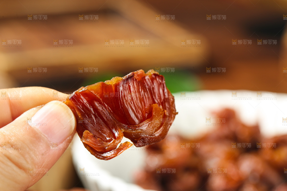 深底上的荔枝肉