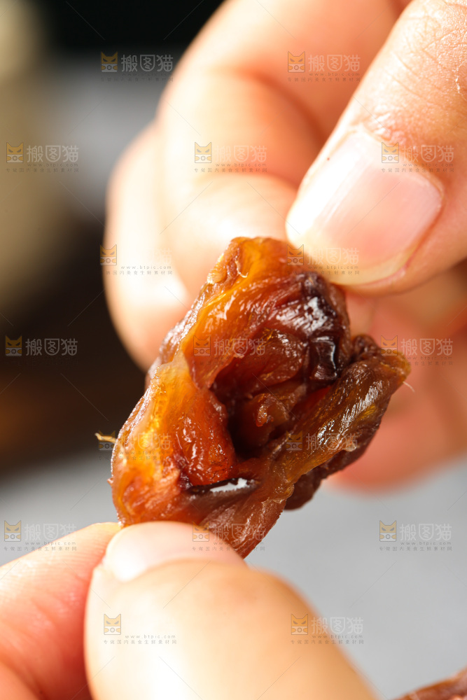 深底上的荔枝肉