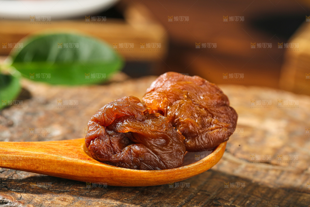 深底上的荔枝肉