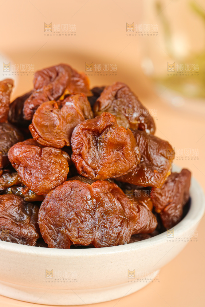 浅底上的荔枝肉