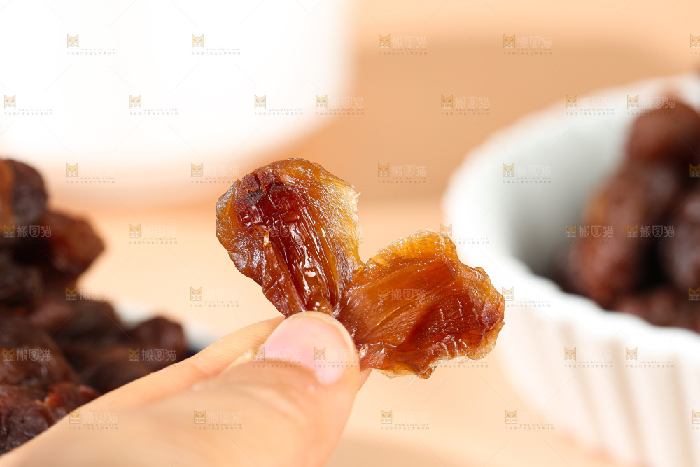 浅底上的荔枝肉