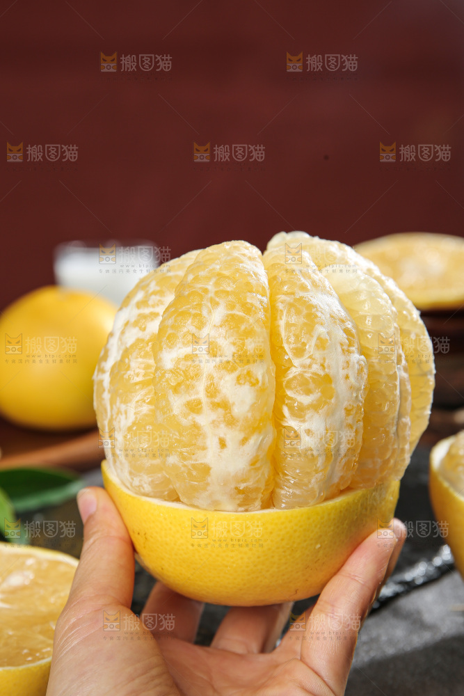 深底上的黄金葡萄柚