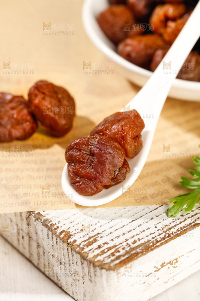 浅底上的荔枝肉