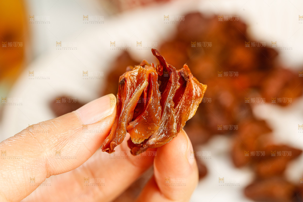 浅底上的荔枝肉