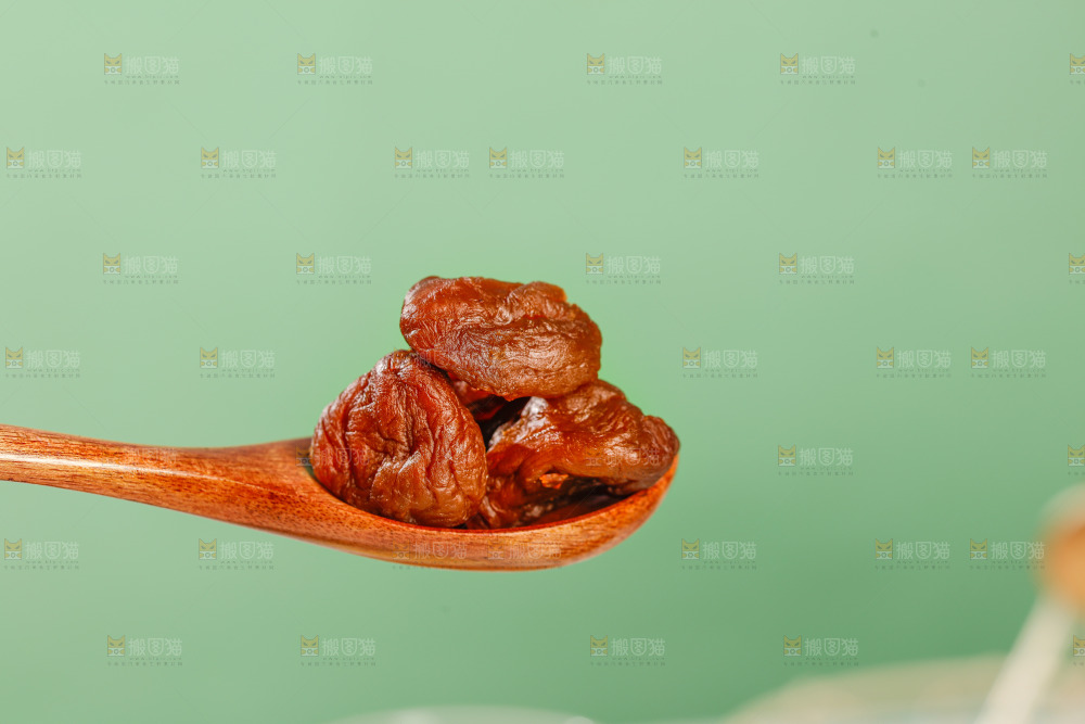 浅底上的荔枝肉