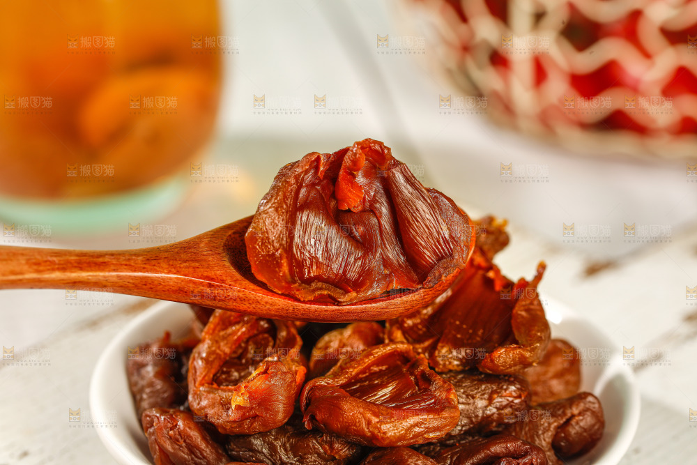 浅底上的荔枝肉